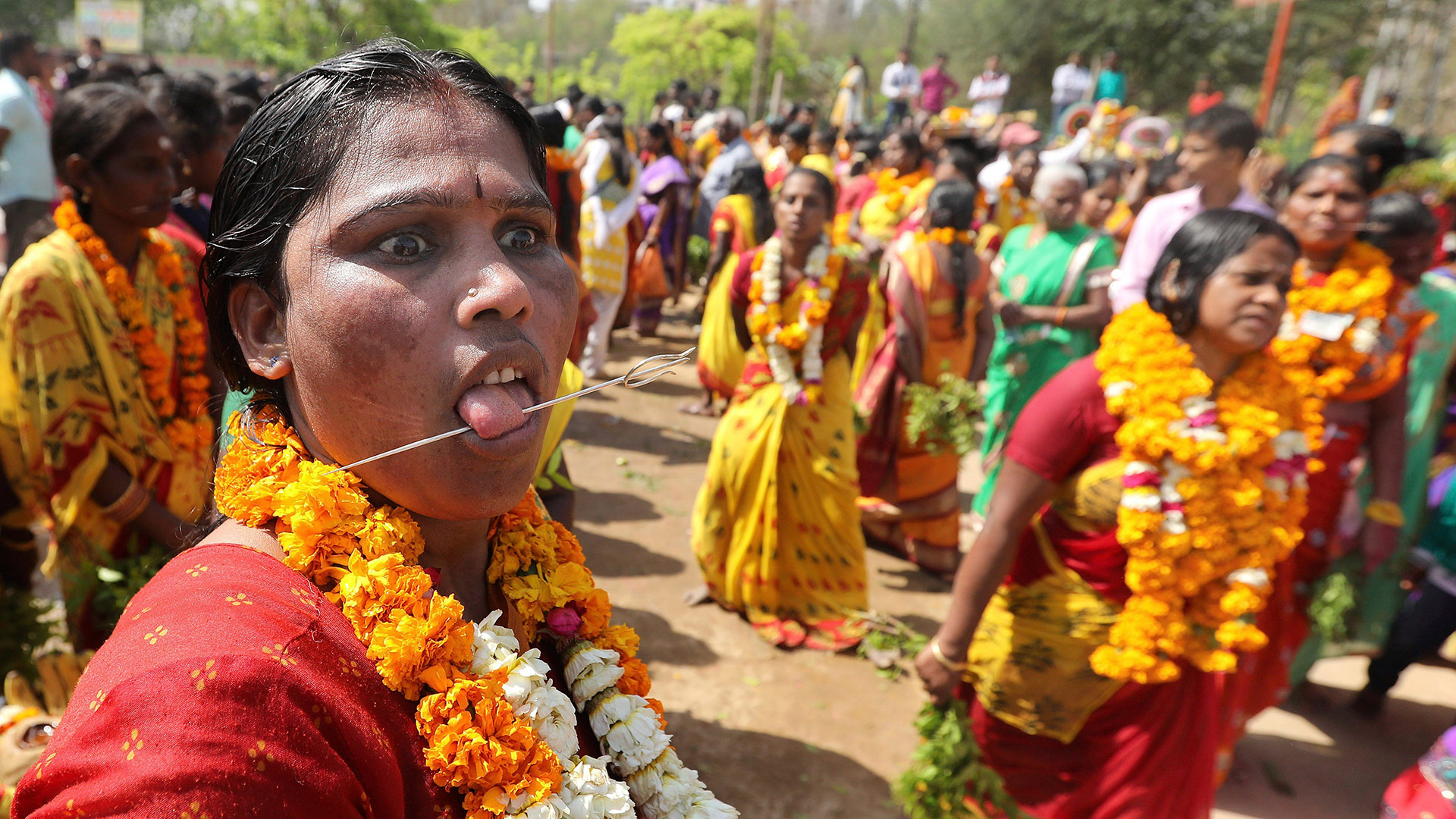 Una turba prende fuego a un matrimonio indio acusado de brujería