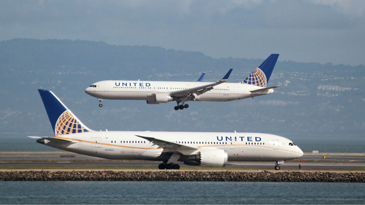 United Airlines echa por la fuerza a un pasajero y luego se disculpa