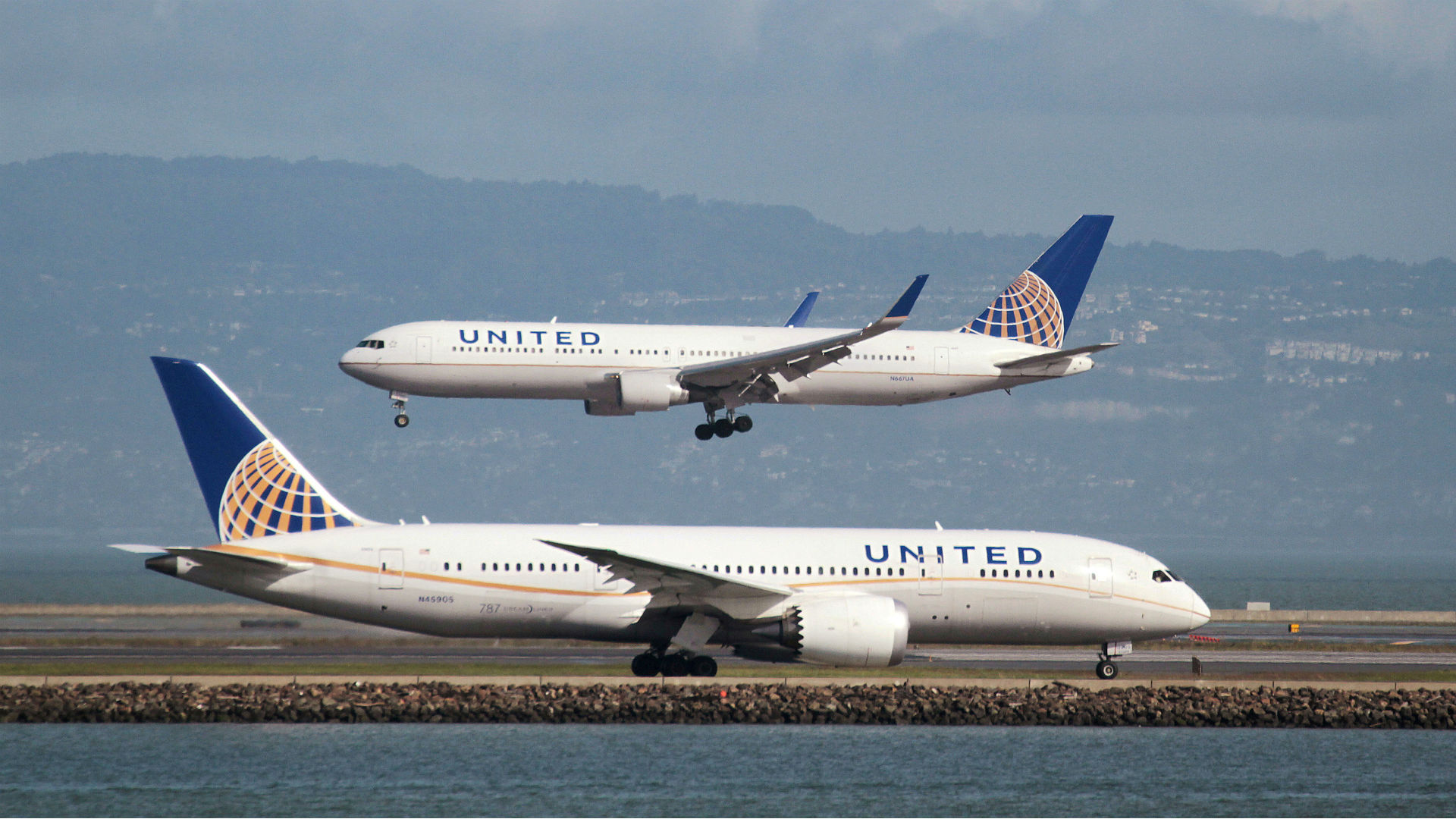 United Airlines echa por la fuerza a un pasajero y luego se disculpa