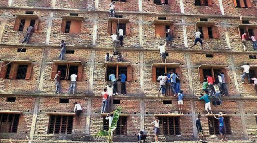 Hubo más de 300 detenidos por pasar información a los estudiantes a través de las ventanas. | Foto: BBC Mundo