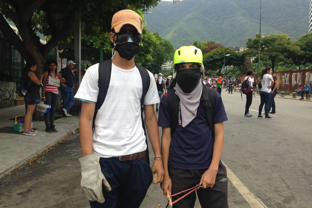 Los más jóvenes toman parte activa en las protestas en Venezuela. | Foto: Nelson Ovalles / El Estímulo