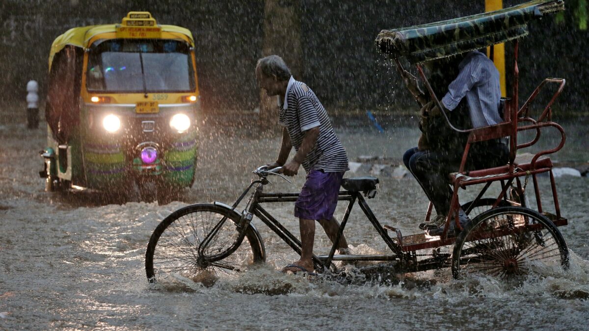 Al menos 24 muertos en la India al derrumbarse un muro por una tormenta