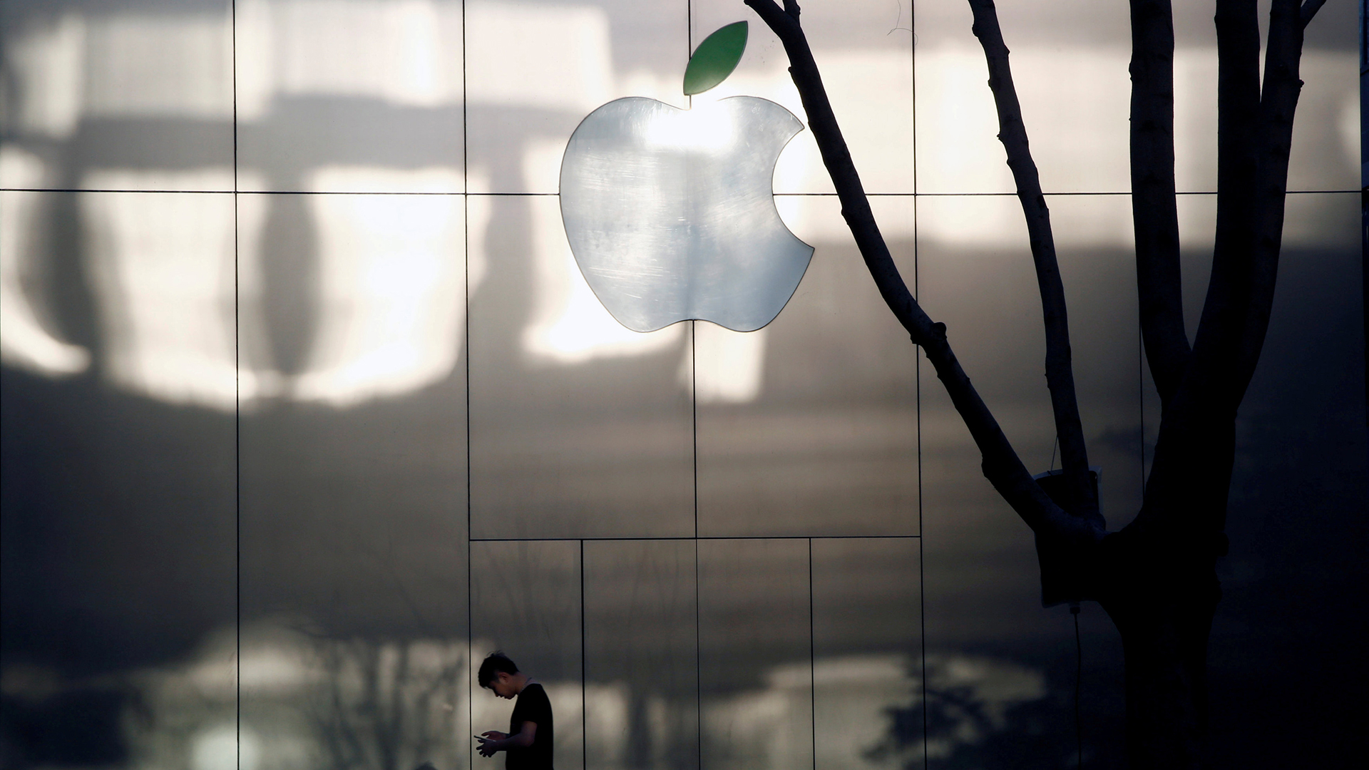 Apple, primera empresa en superar la barrera de los 800 mil millones
