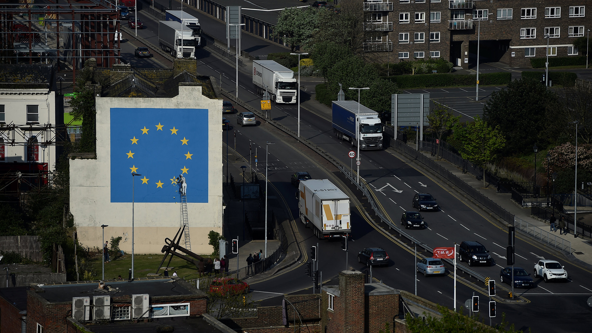 Banksy reivindica la autoría de un mural gigante contra el Brexit