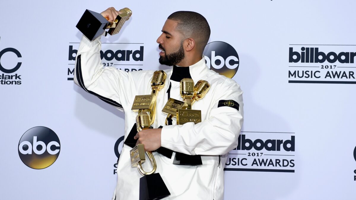 Drake supera el récord de Adele en los Premios Bilboard