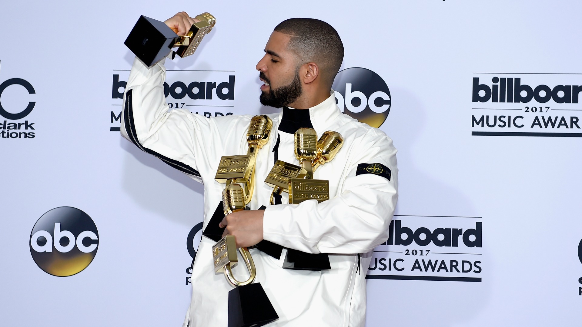 Drake supera el récord de Adele en los Premios Bilboard