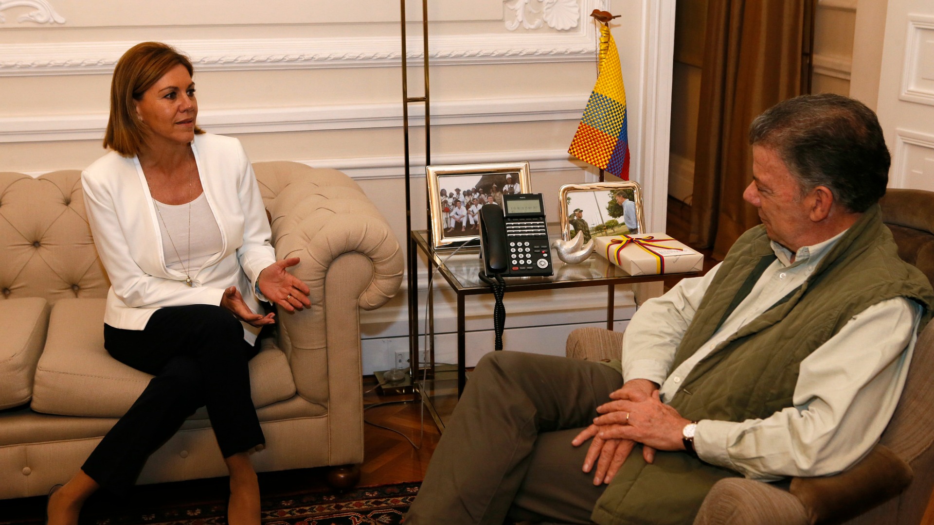Cospedal expresa a Santos el compromiso de España con una paz duradera en Colombia
