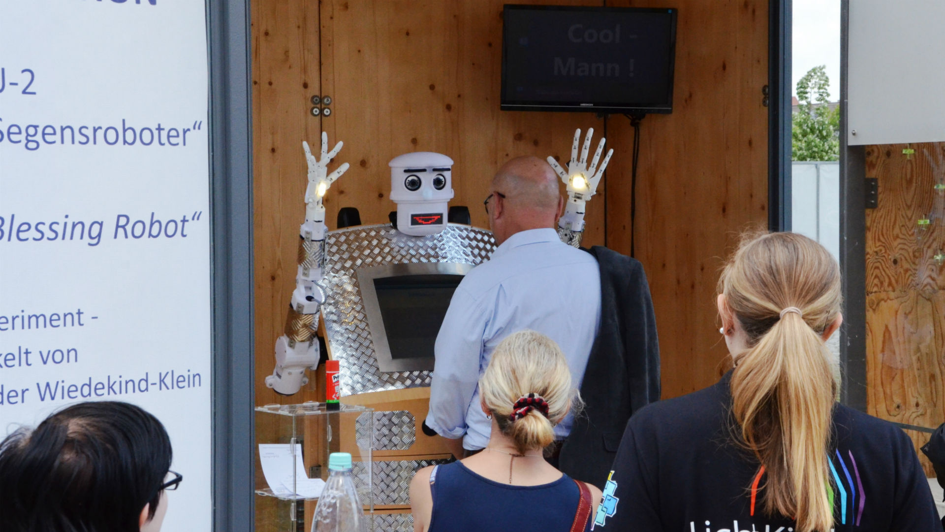 Crean un robot cura que ofrece bendiciones en 5 idiomas