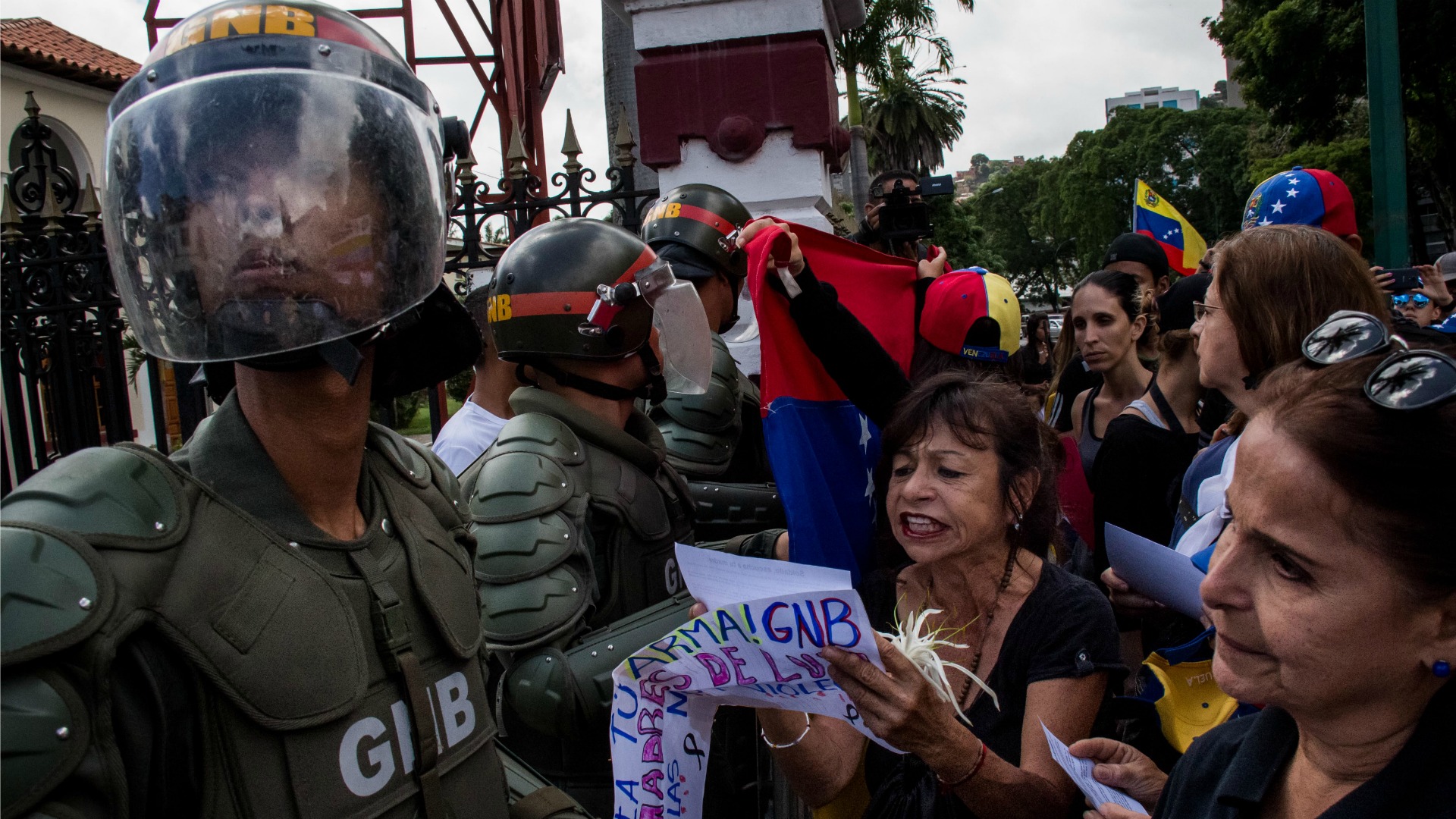 Decenas de mujeres protestan contra la acción "represora" de la Fuerza Armada venezolana