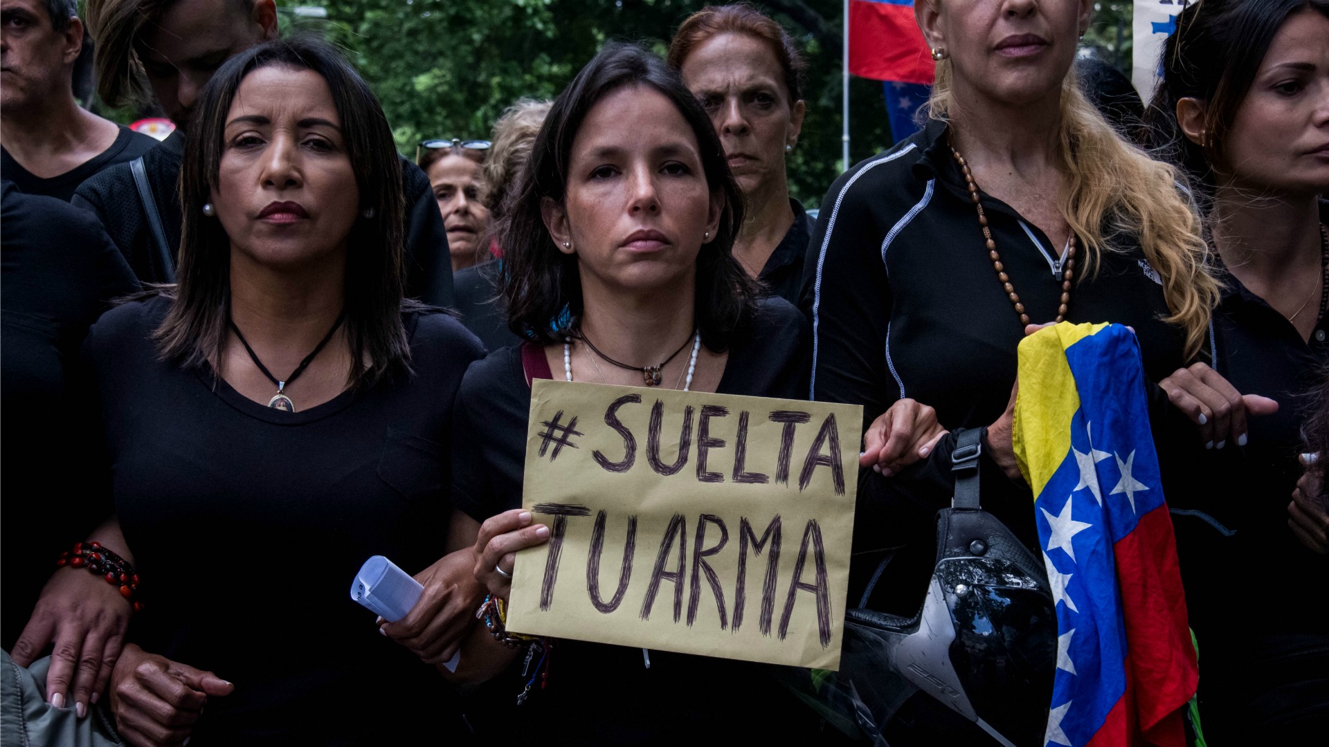 Decenas de mujeres protestan contra la acción "represora" de la Fuerza Armada venezolana 1