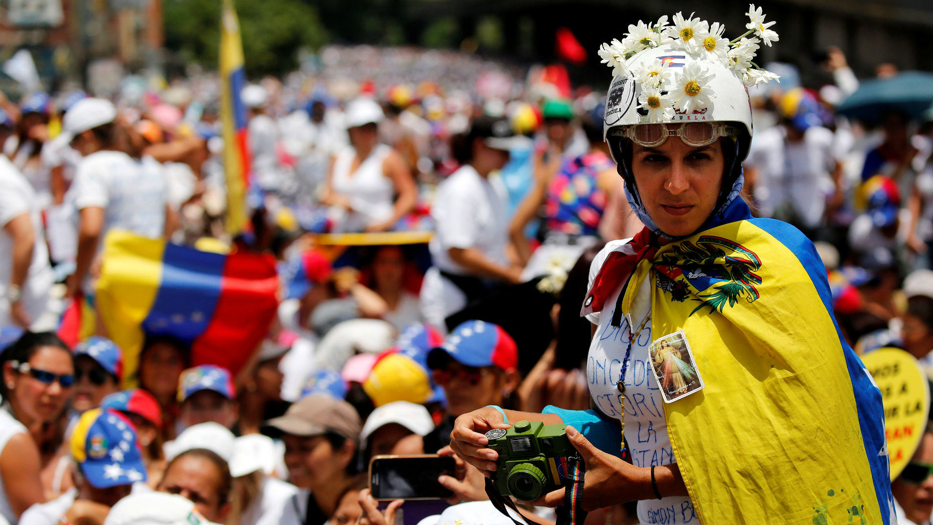Las mujeres marchan contra la "represión" y "por la paz" en Venezuela
