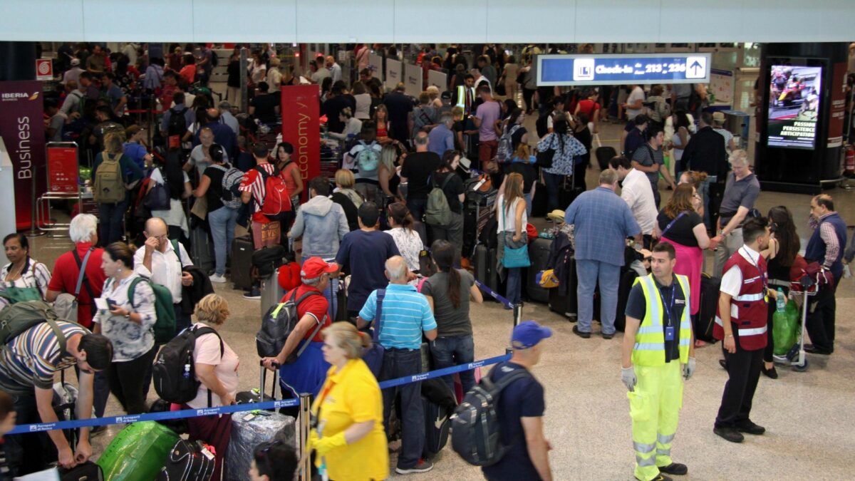 Decenas de vuelos de British Airways siguen cancelados en Londres tras el fallo informático