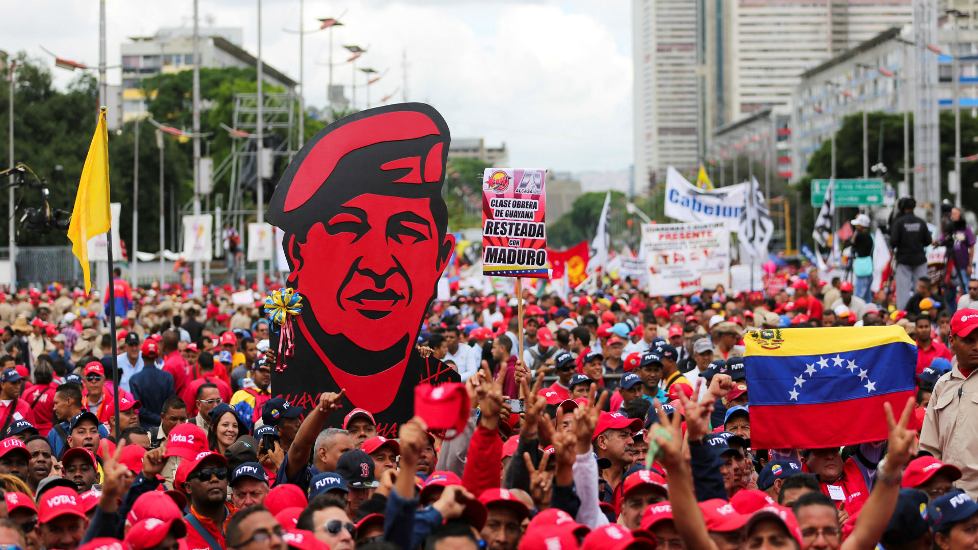Destruyen una estatua de Hugo Chávez en Venezuela