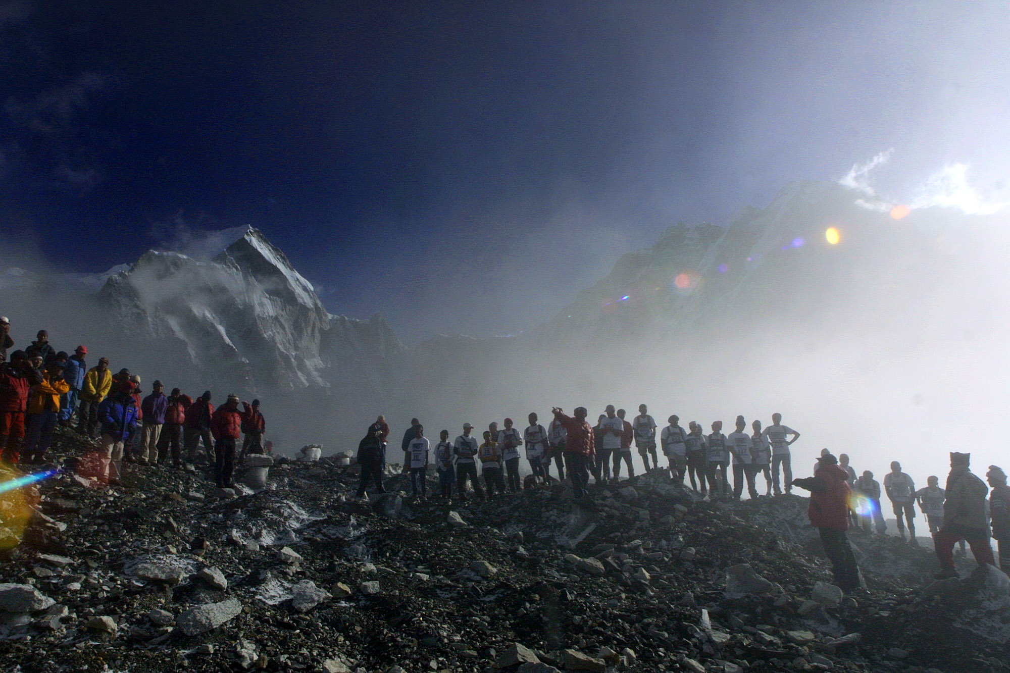 El Monte Everest sufre atascos en su cima por la saturación de turistas 2
