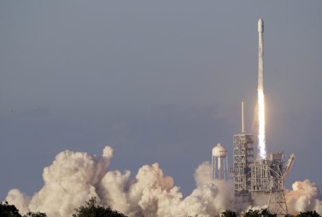 El sexto lanzamiento con éxito de SpaceX en 2017 lo pone en la cabeza de la carrera espacial