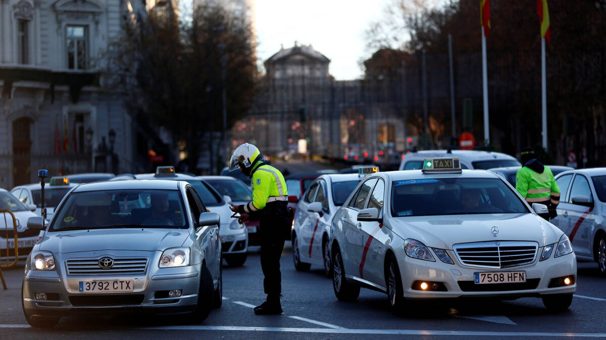 Conducir sin carné es un delito y no una infracción administrativa