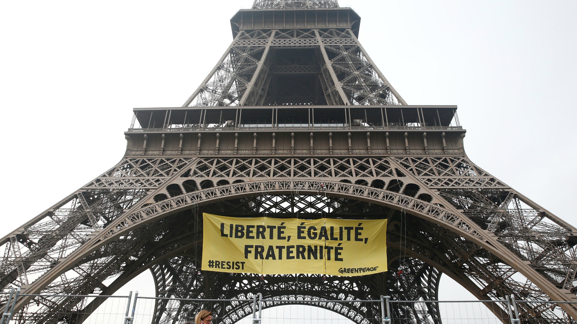 Greenpeace cuelga una pancarta de la torre Eiffel contra el Frente Nacional de Le Pen
