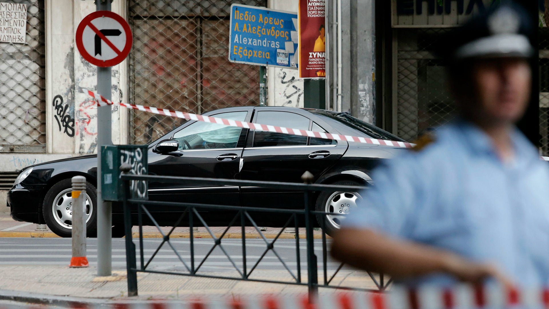 Herido el exprimer ministro griego Lucas Papademos en una explosión en su coche 2