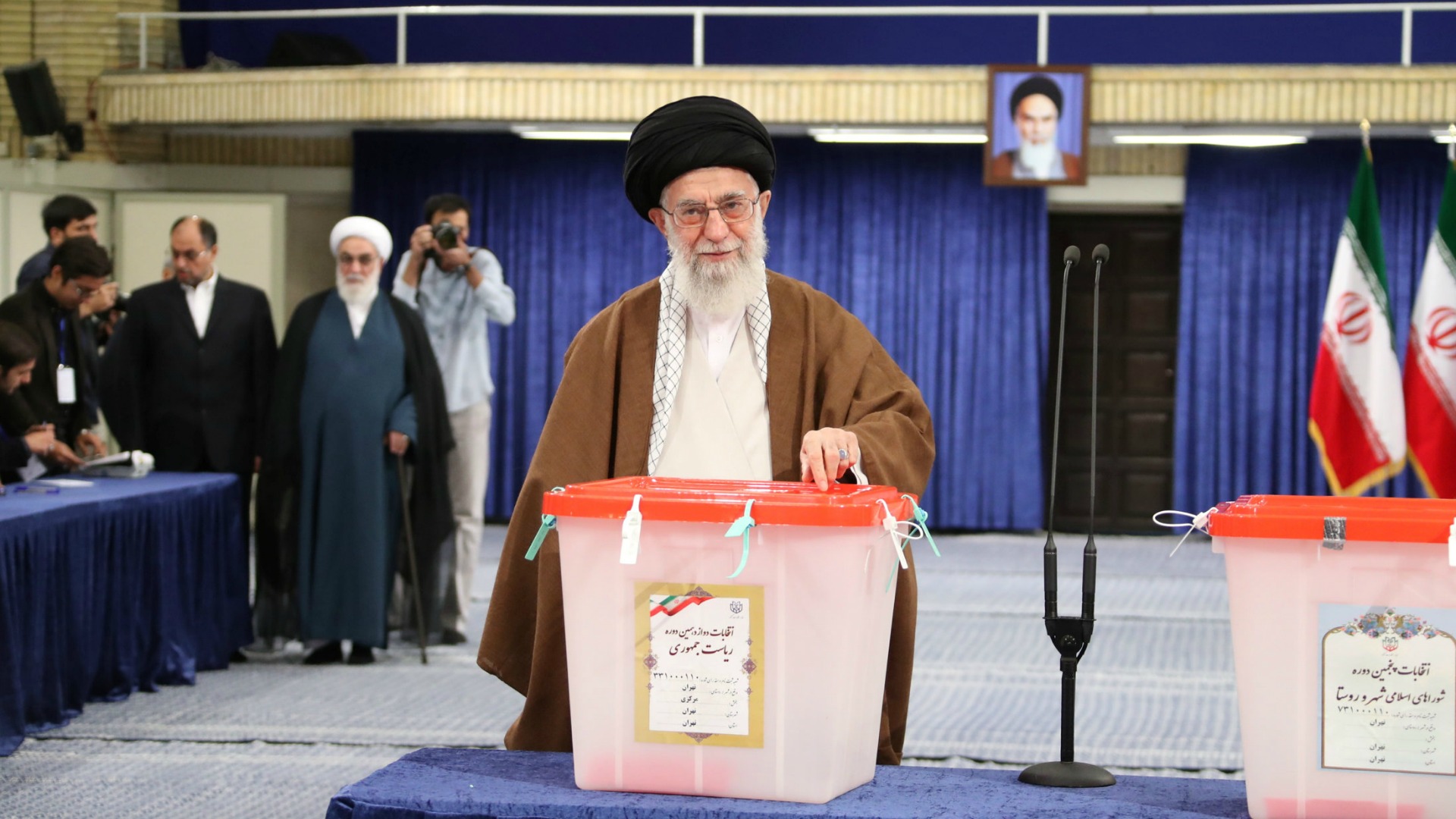 Jamenei llama a la participación en unas presidenciales que determinan 
