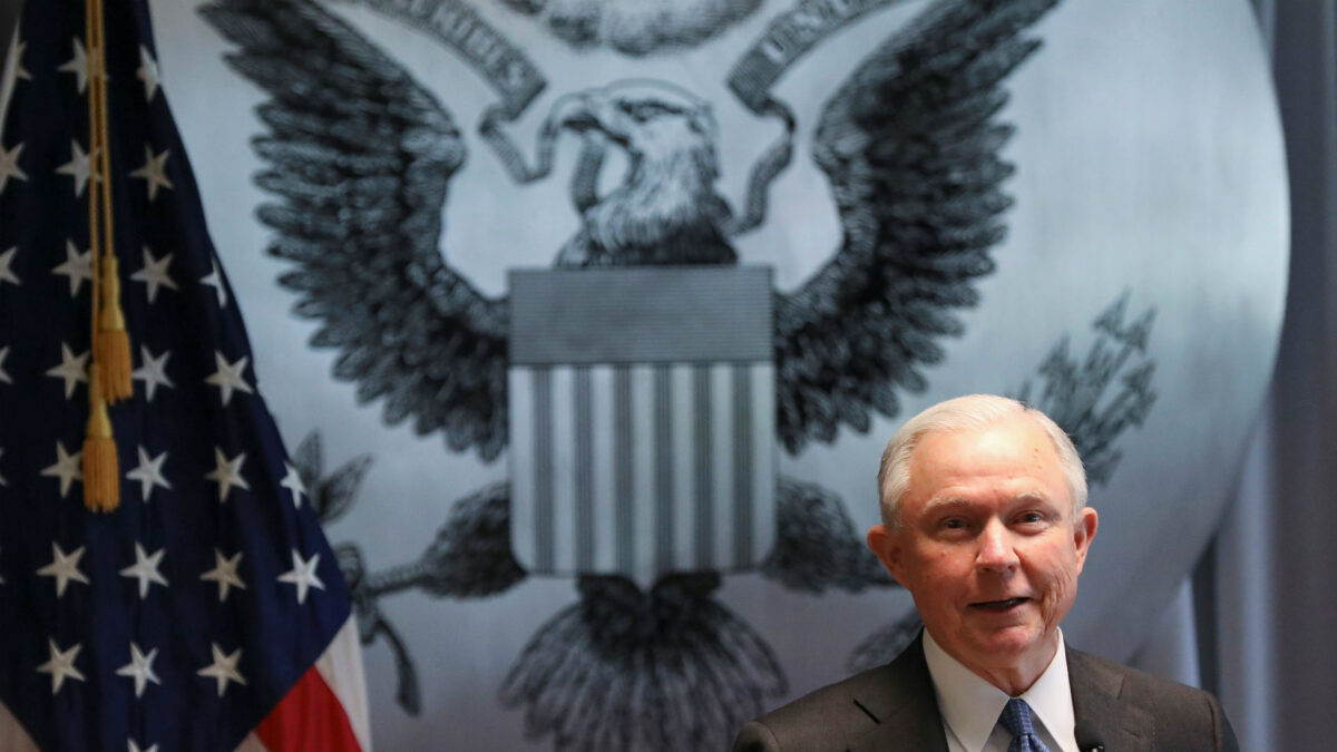 Jeff Sessions ocultó al Gobierno las reuniones que tuvo con Rusia