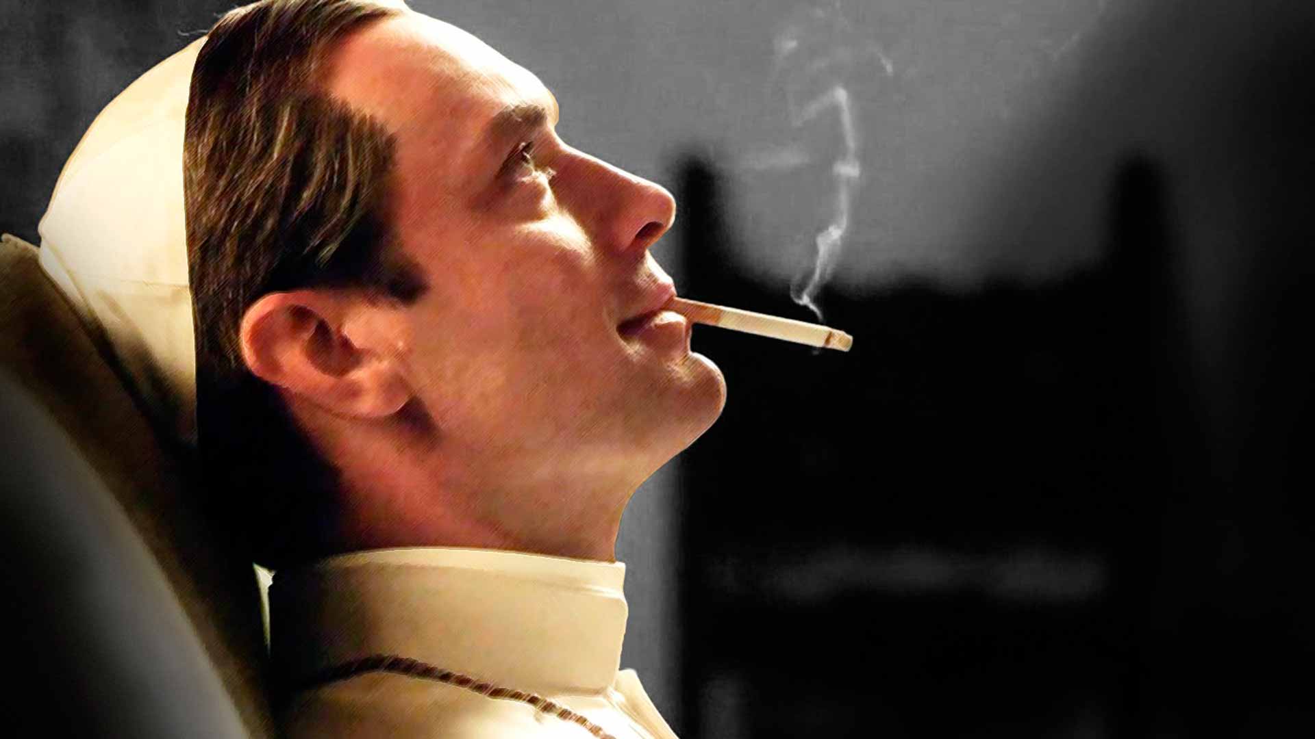 Молодой папа 4. Джуд Лоу молодой папа курит. Джуд Лоу с сигаретой. Джуд Лоу папа Римский.