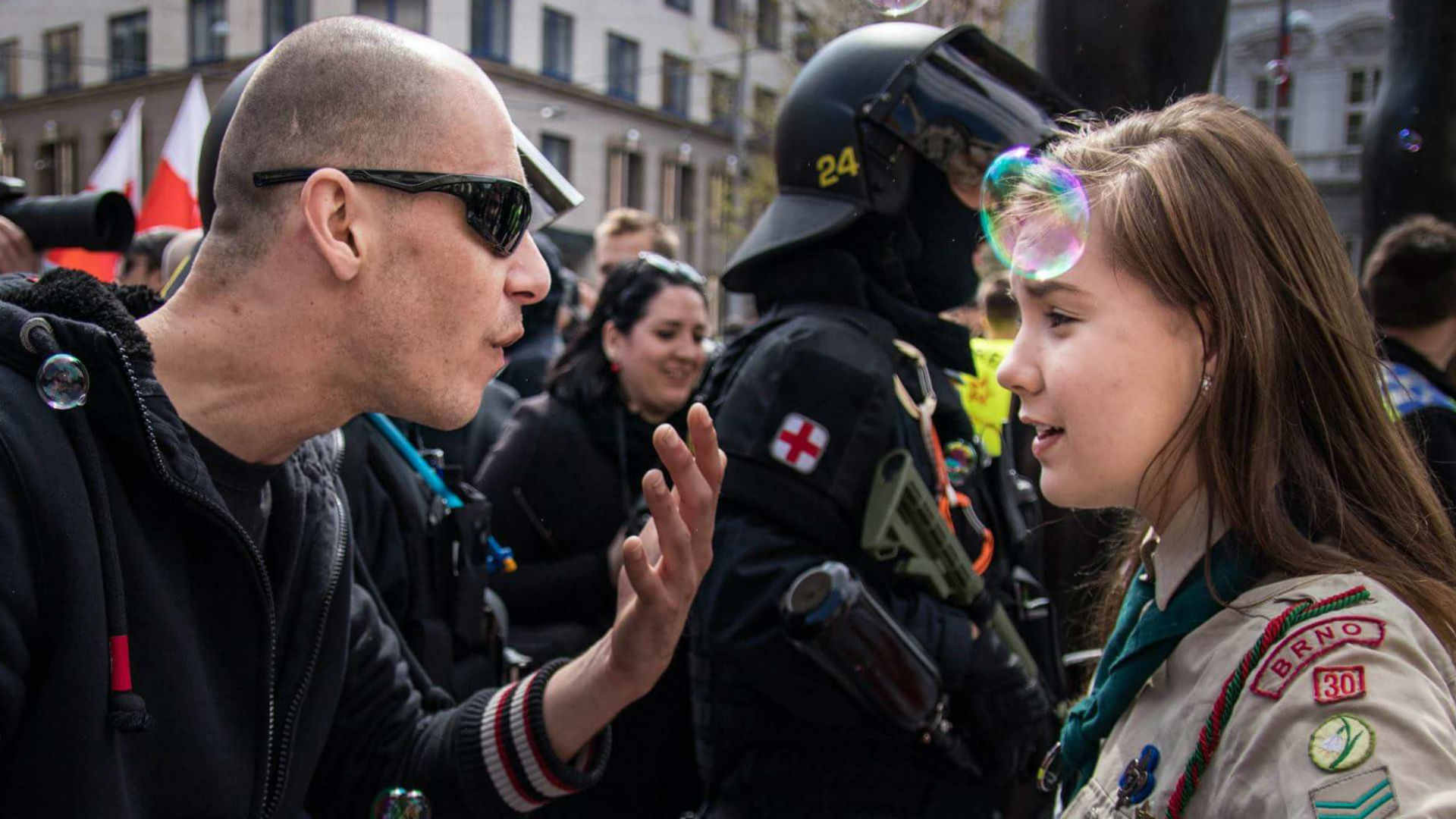 La joven scout que plantó cara a un manifestante de extrema derecha con una sonrisa