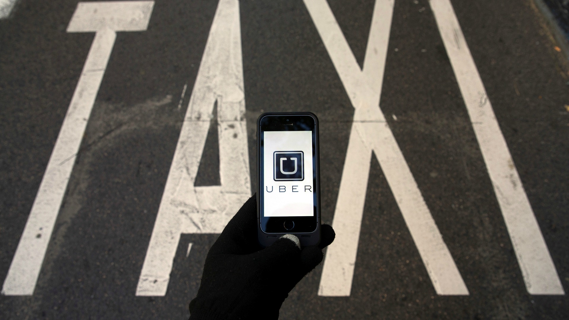 El abogado de la UE da la razón a los taxistas y podría obligar a Uber a trabajar con licencias