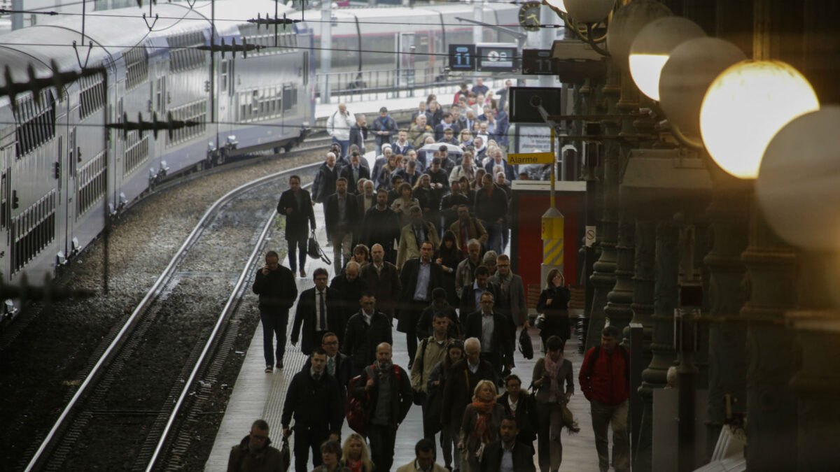 La policía de París desaloja la estación de trenes Gare du Nord en busca de tres sospechosos