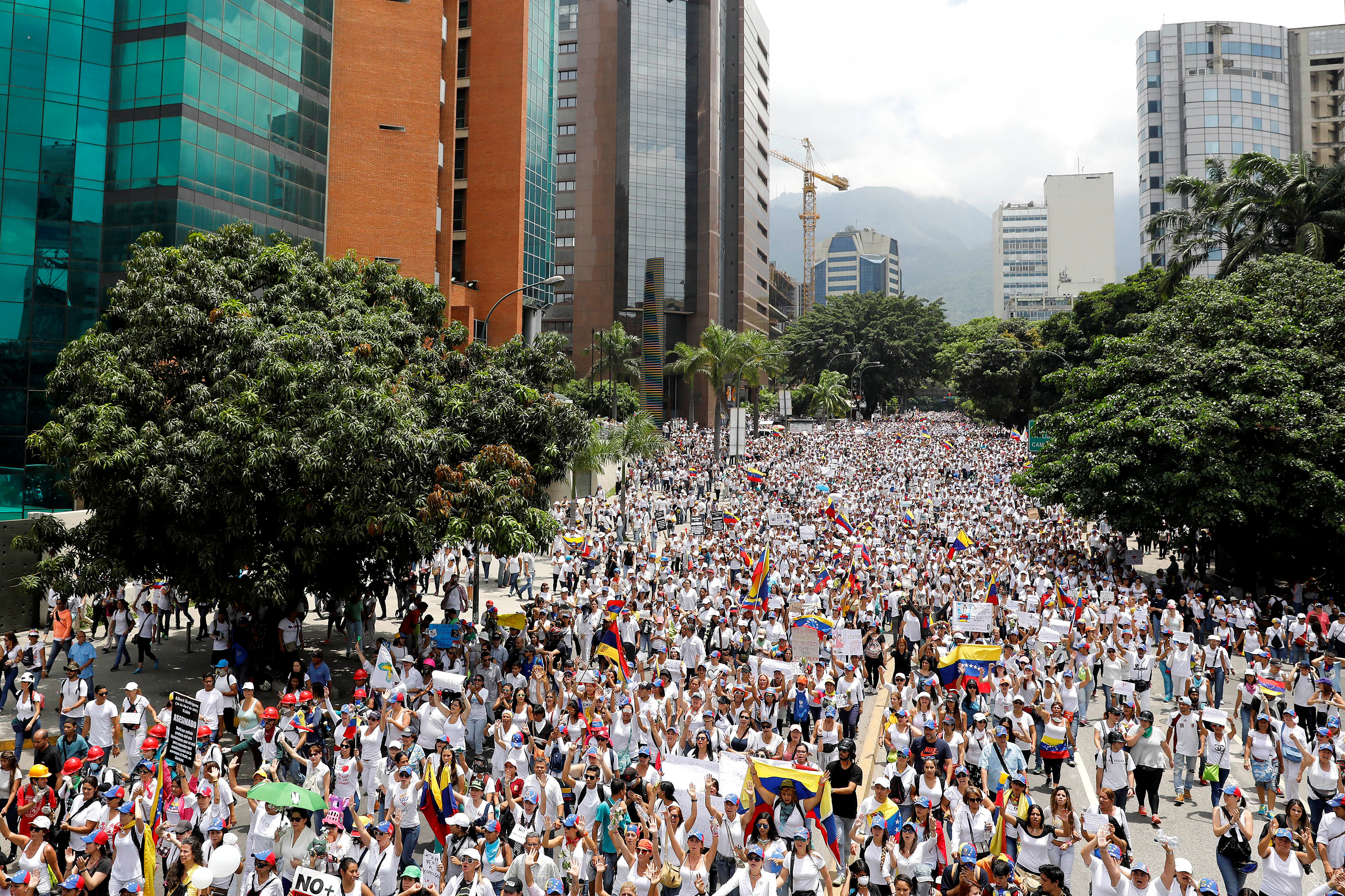 Las mujeres marchan contra la "represión" y "por la paz" en Venezuela