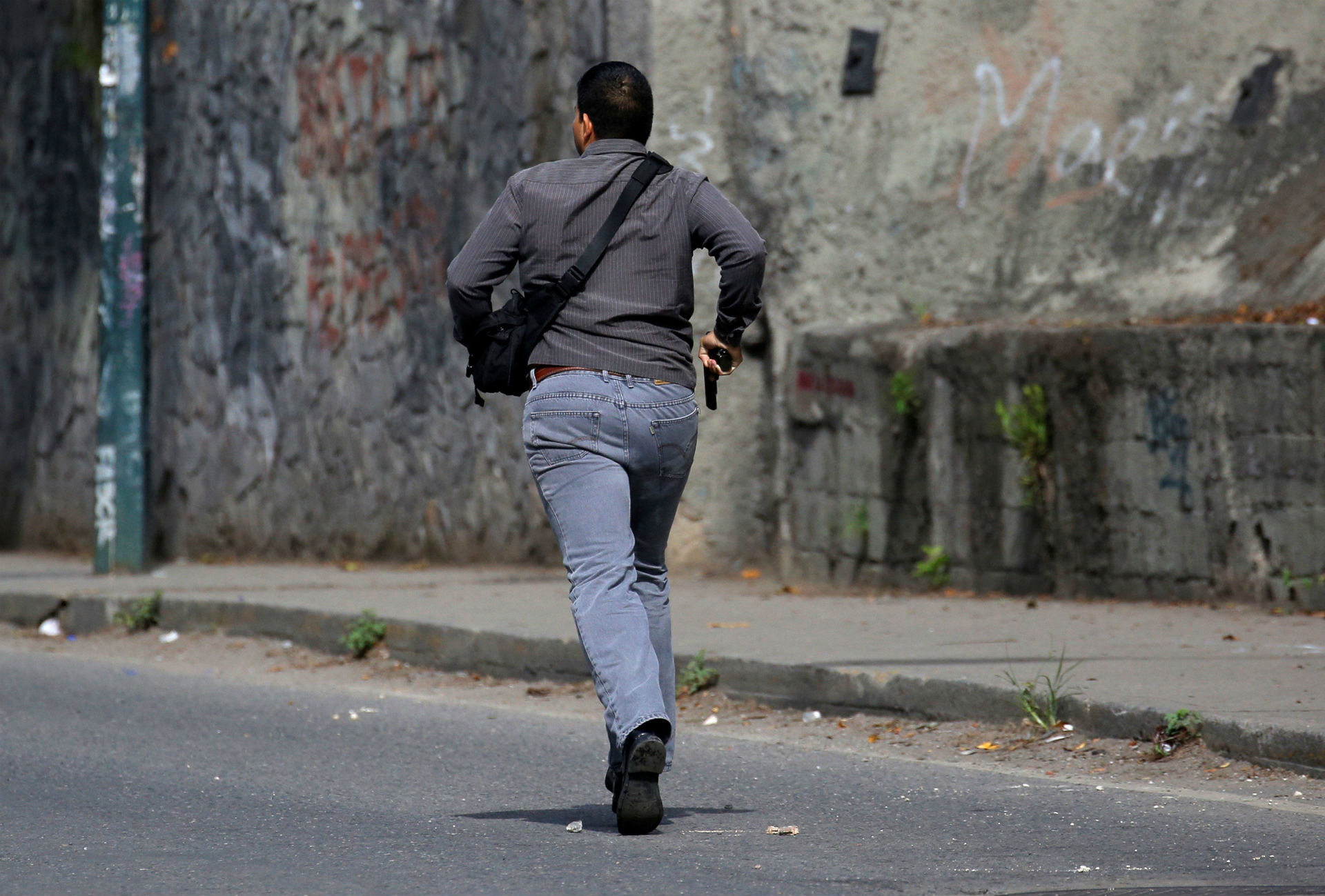 Las protestas que acusan al CNE de Venezuela como “cómplice de Maduro” son reprimidas “con armas de fuego”