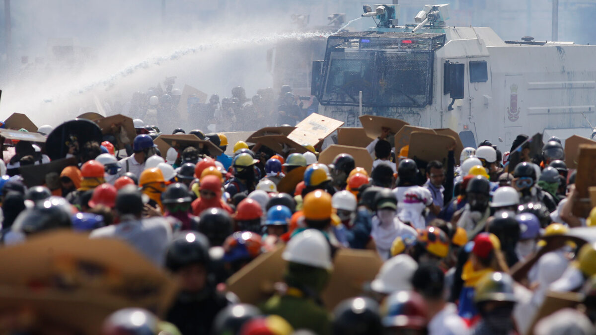 Los «abuelos» salen a la calle para protestar contra el Gobierno de Maduro