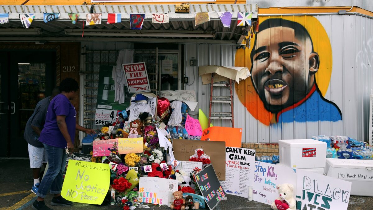 Los dos policías que mataron al afroamericano Alton Sterling  quedarán impunes