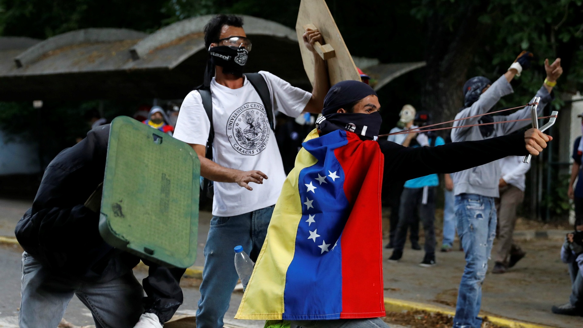 Los Estudiantes venezolanos chocan con la policía en una nueva protesta contra Maduro