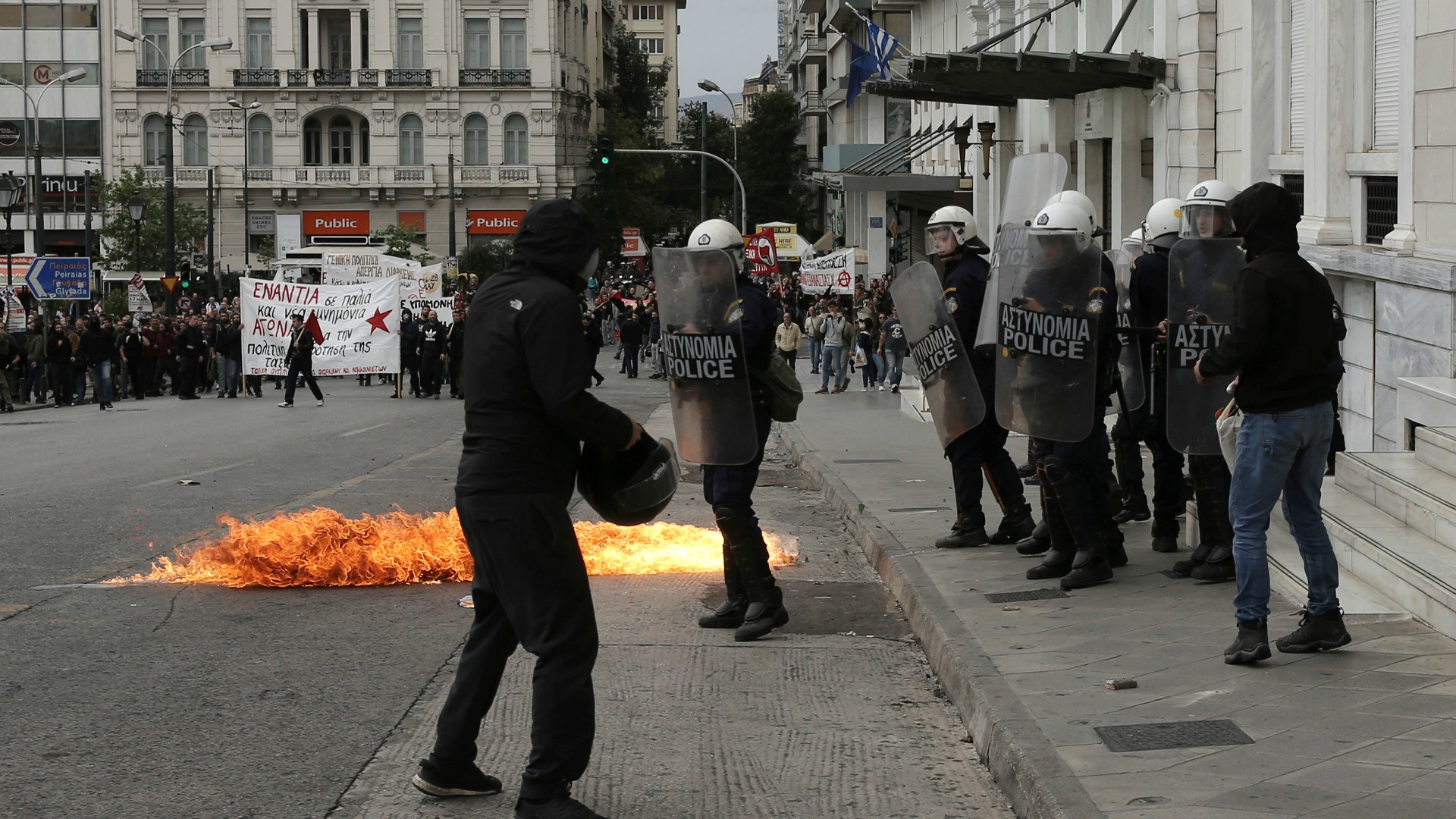 Los griegos salen a la calle para protestar contra las medidas de austeridad del Gobierno