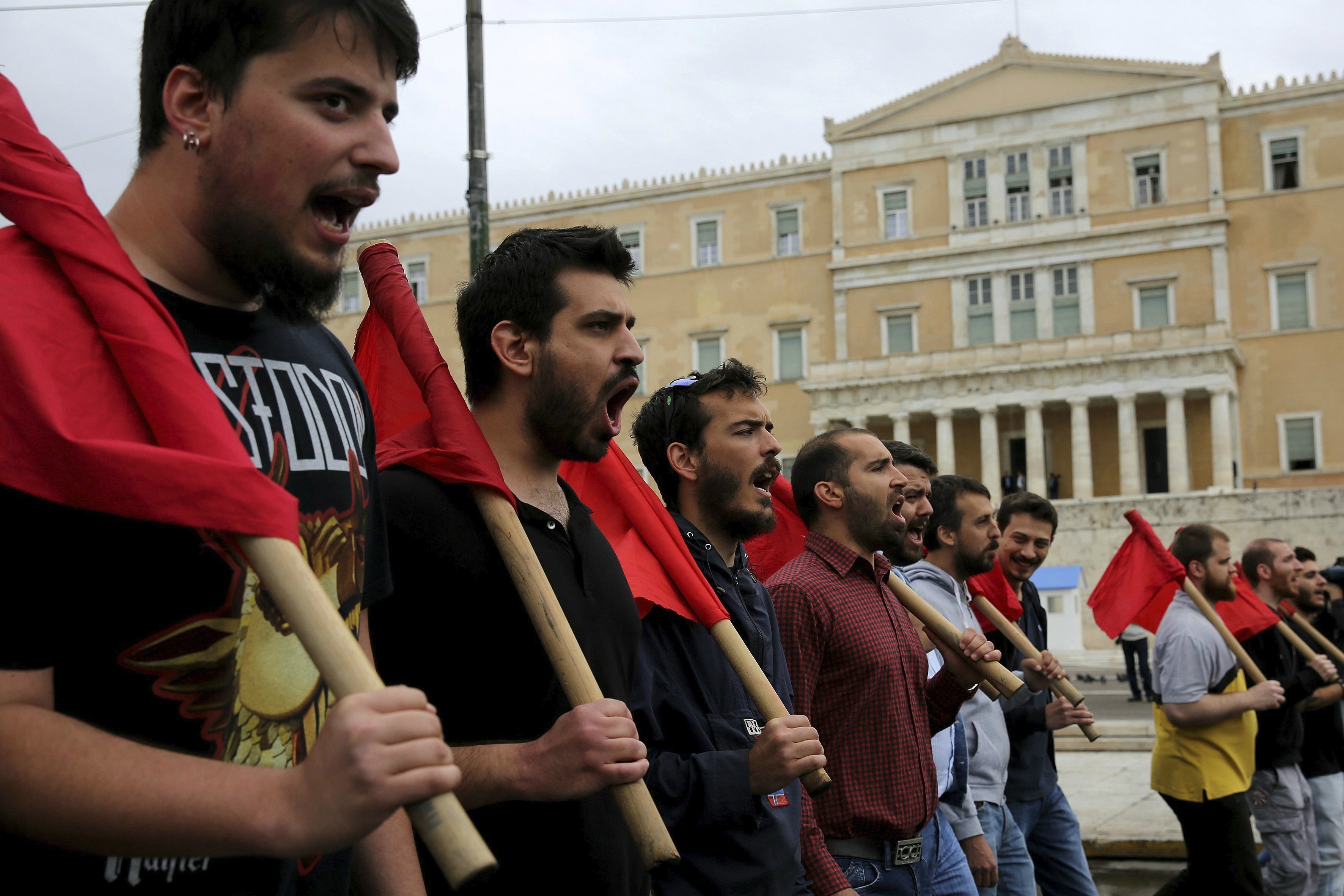 Los griegos salen a la calle para protestar contra las medidas de austeridad del Gobierno 1