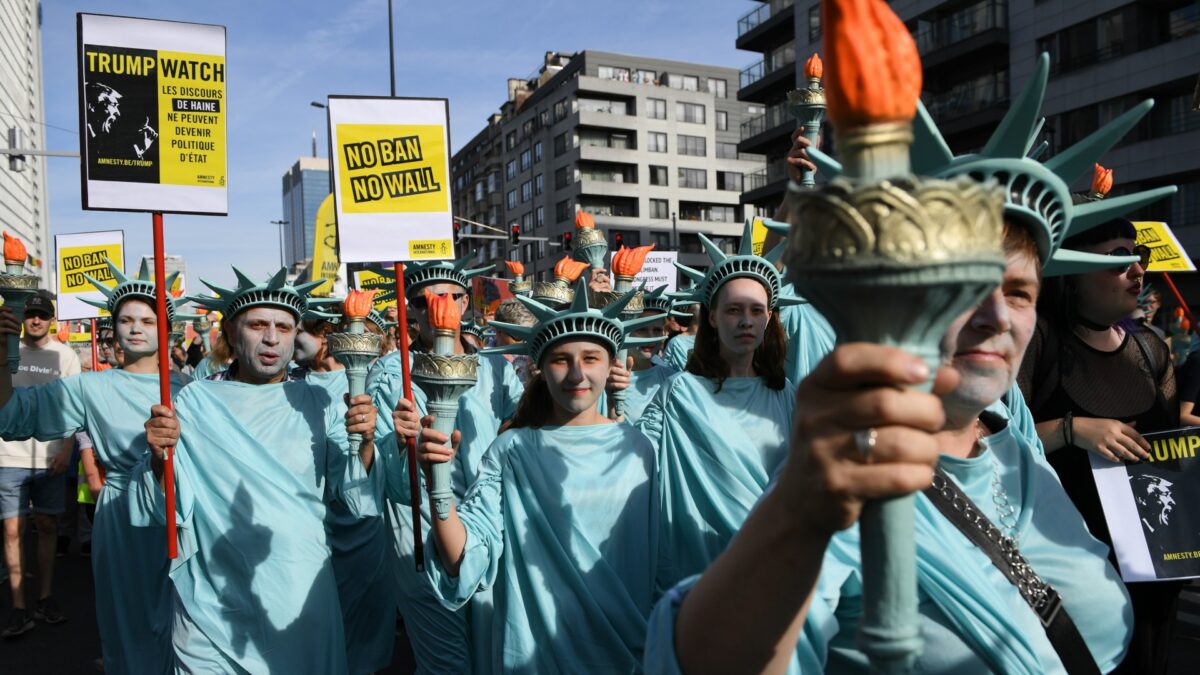 Los manifestantes anti OTAN reciben a Trump a su llegada a Bruselas