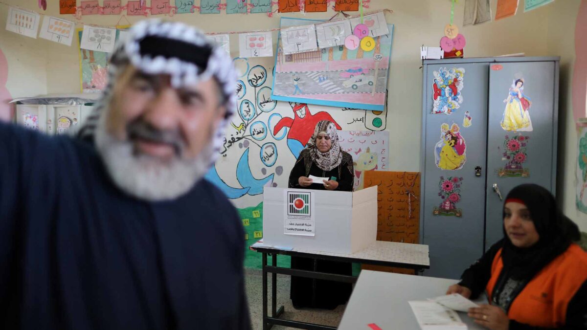 Los palestinos votan en las primeras municipales desde 2012