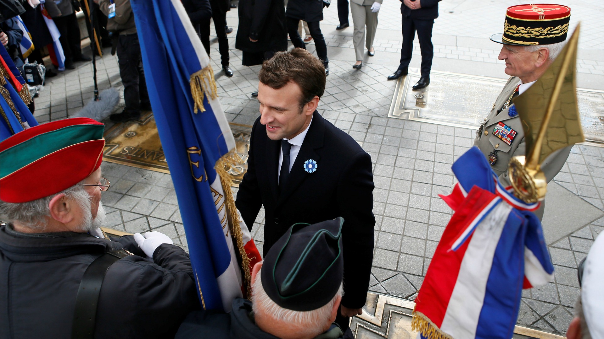 Macron homenajea las víctimas de la II Guerra Mundial en su primer acto oficial