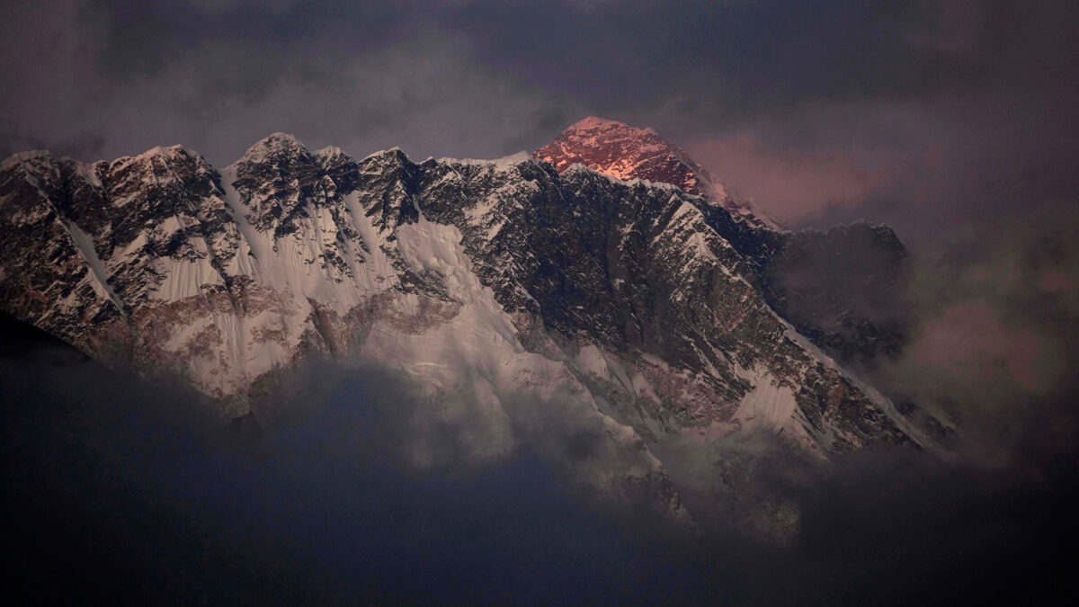 Multa de 22.000 dólares a un alpinista por intentar subir sin permiso al Everest