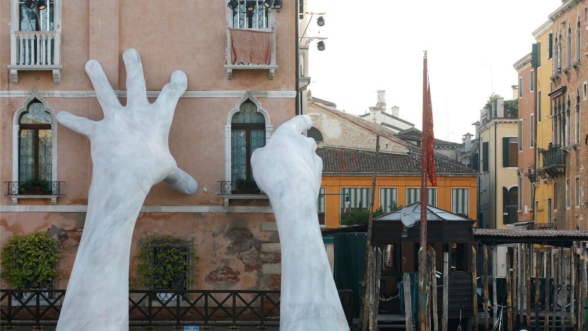 Pasaportes y ‘freesas’ en la bienal de Venecia como respuesta a la crisis de refugiados