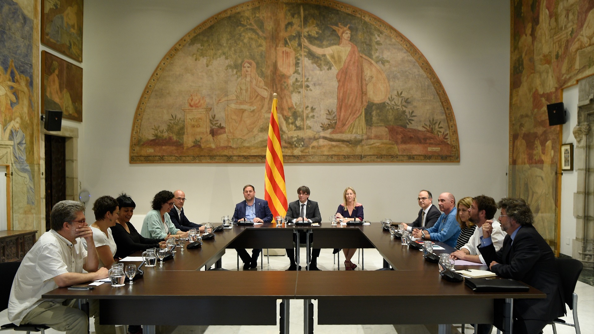 Puigdemont abandona la cumbre soberanista sin fecha para el referéndum