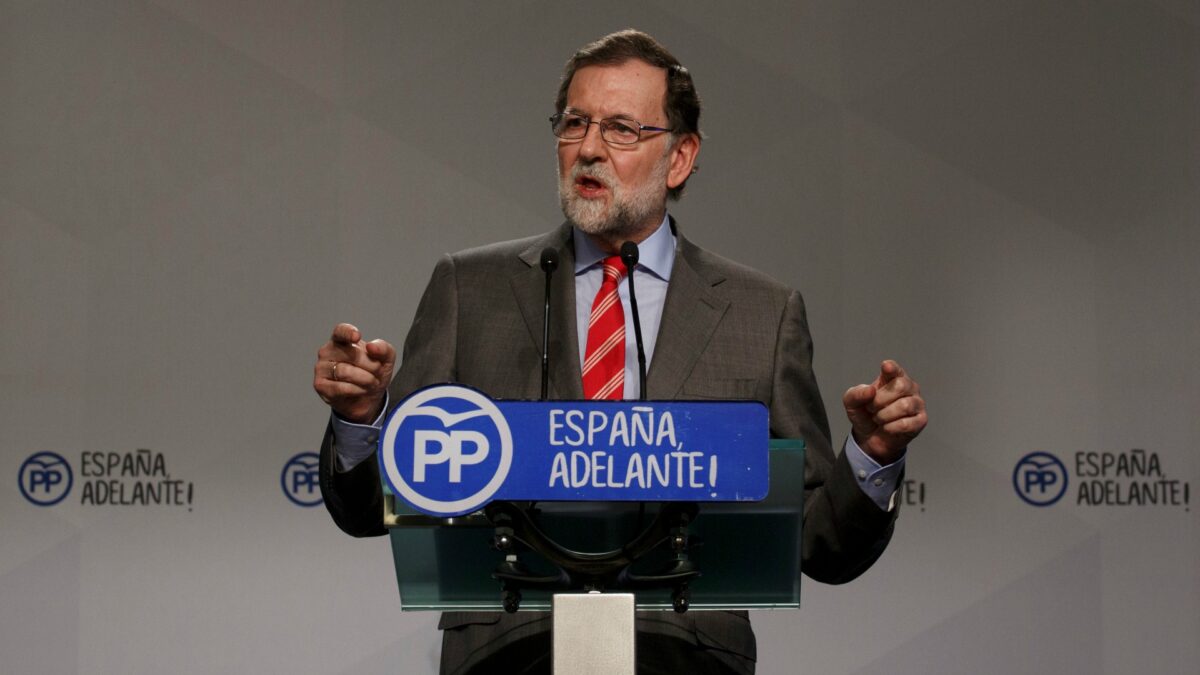 Rajoy califica de «chantaje» la propuesta independentista de Puigdemont y aboga por la «unidad nacional»