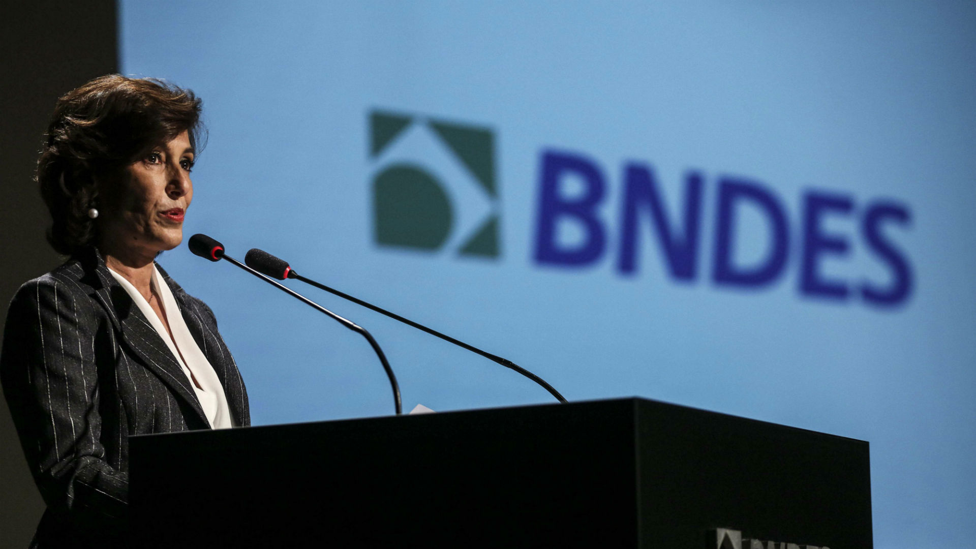 Renuncia la presidenta del banco de desarrollo de Brasil en medio de la crisis