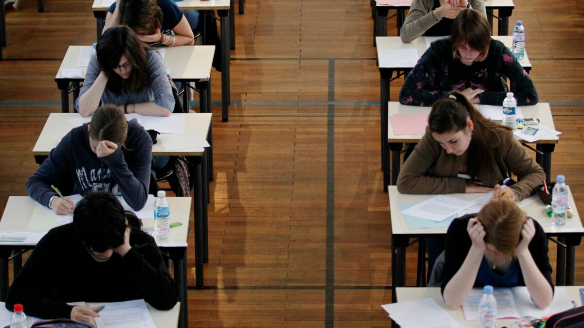 Dos estudiantes detenidos por colarse en un conducto del aire para robar un examen