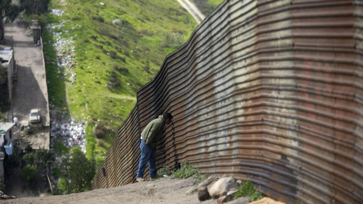 Trump dice que los latinos son «prioridad» para EEUU, pero respalda la reforma migratoria