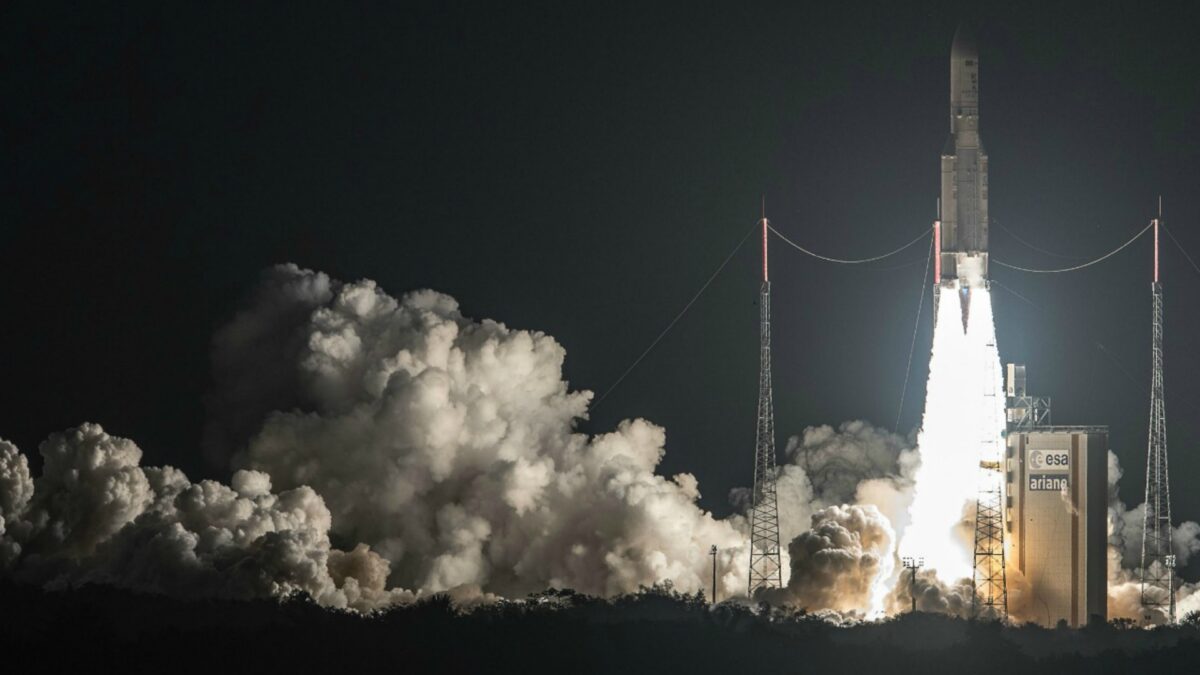 Un cohete Ariane 5 pone en órbita un satélite brasileño y otro surcoreano