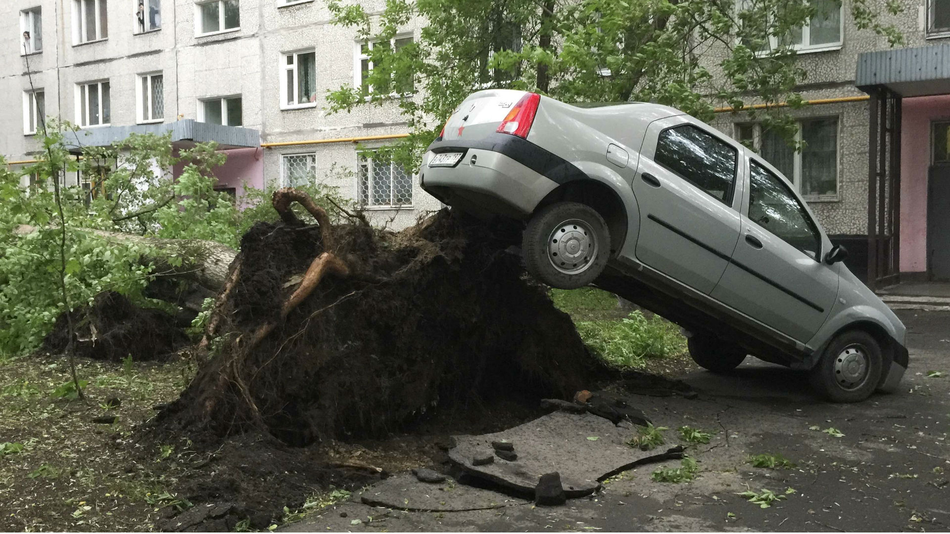 Un fuerte temporal en Moscú deja al menos once muertos e importantes daños 1