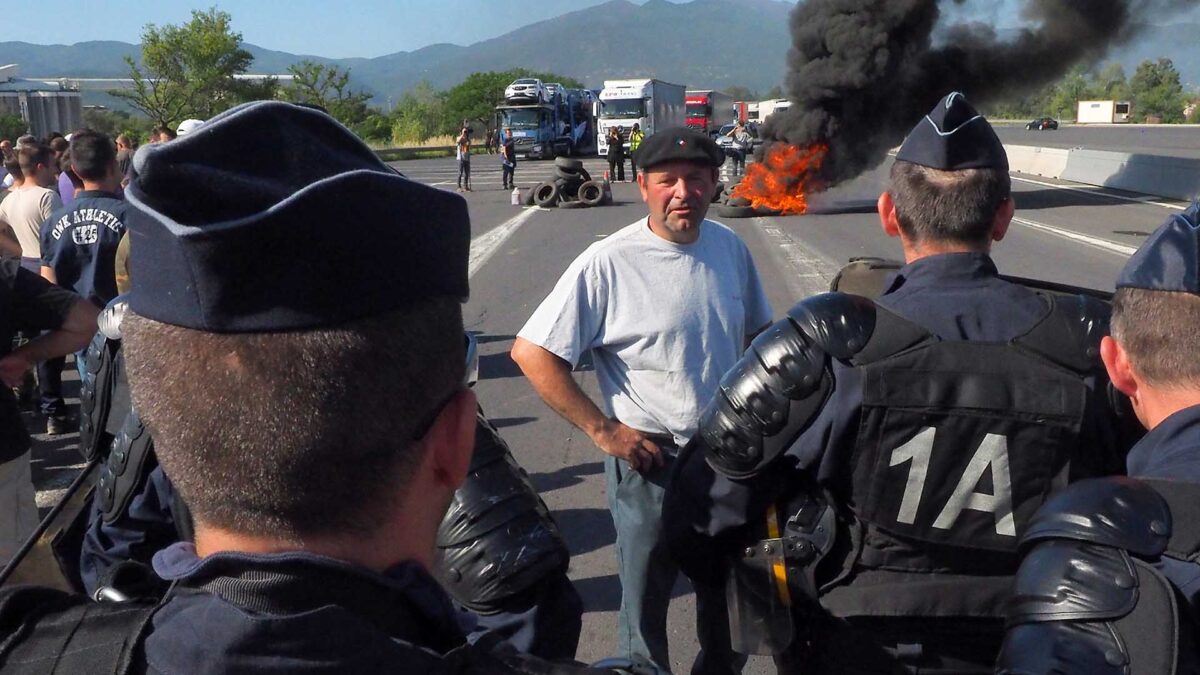 Unos 200 viticultores franceses protestan en la frontera con España contra el vino español