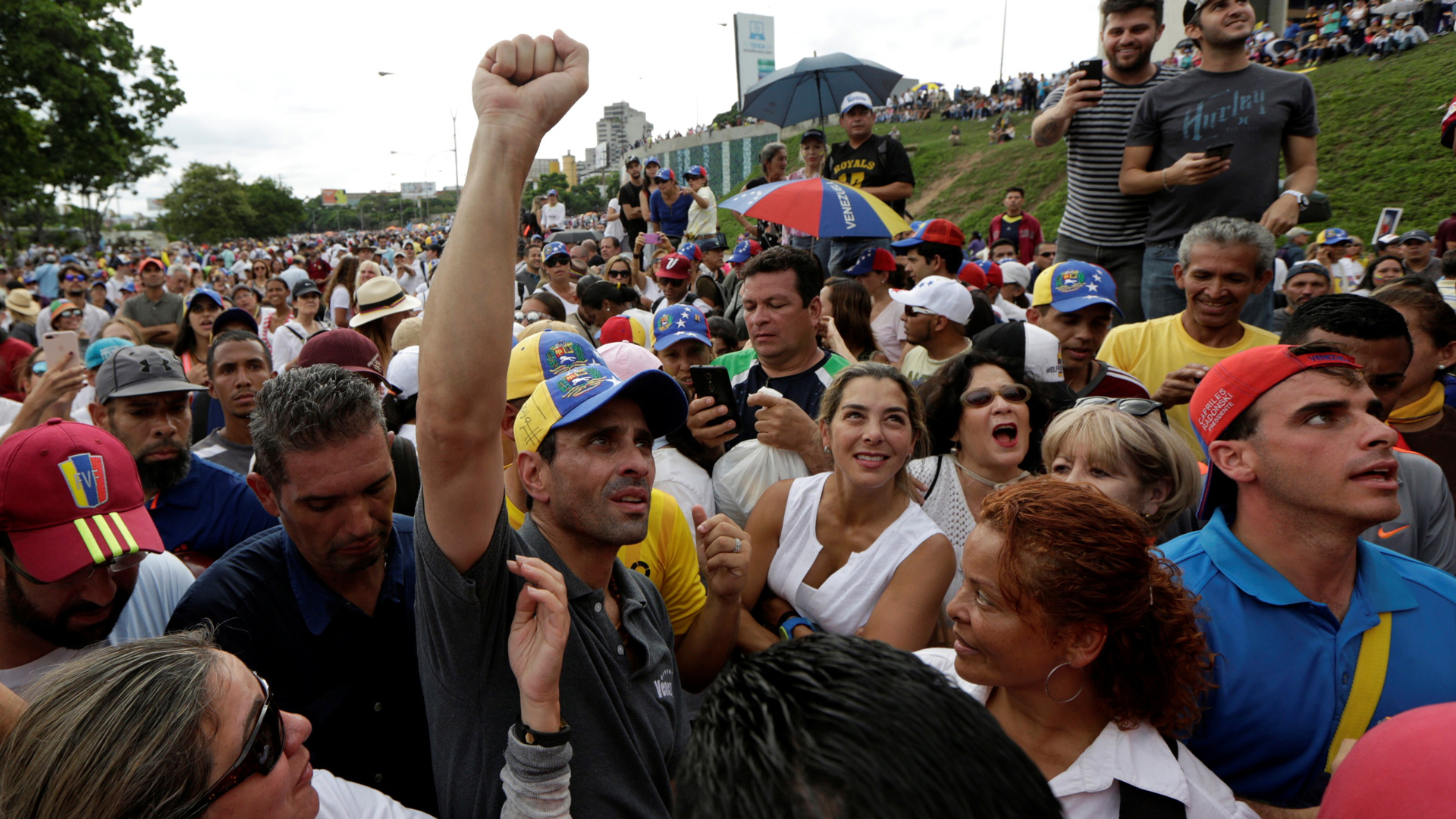 Venezuela impide a Capriles salir del país