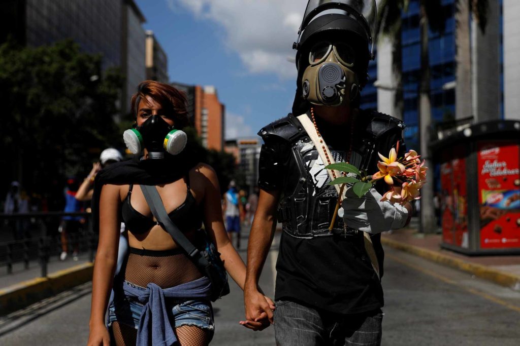 La fuerza opositora en Venezuela no entiende de edades. | Foto: Carlos Garcia Rawlins / Reuters
